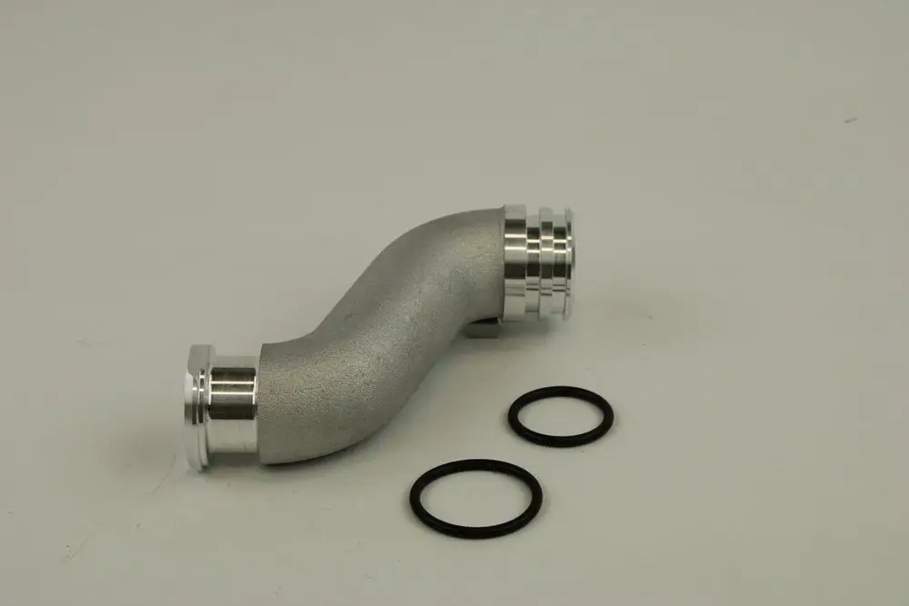 BOSCH Vor-/Rücklaufrohr in gebogener Form, aus Metall gefertigt, mit zwei O-Ringen in schwarz.